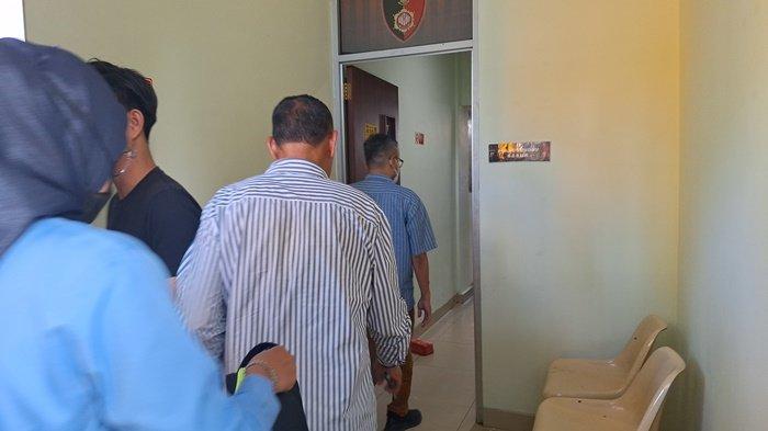 PENCEMARAN NAMA BAIK -- Tersangka Surya Hafidiansyah Putra (kemeja biru), ketika digiring ke ruang sel tahanan Mapolresta Pangkalpinang, setelah adanya penetapan tersangka dan pemeriksaan oleh penyidik, Kamis (13/3/2025).