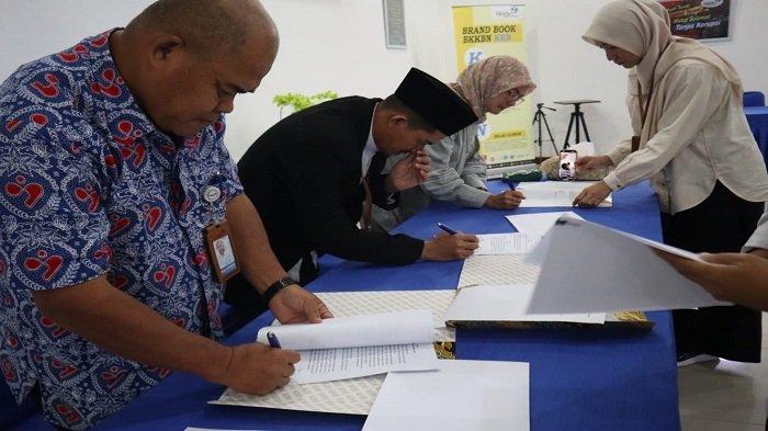 PENDANTANGANAN -- Perwakilan BKKBN Provinsi Bangka Belitung melakukan penandatanganan kesepahaman dan perjanjian kerjasama, dengan Yayasan Kesejahteraan Madani (YAKESMA) Bangka Belitung dan Alinea Kids Centre Pangkalpinang, Jum’at (14/3/2025).
