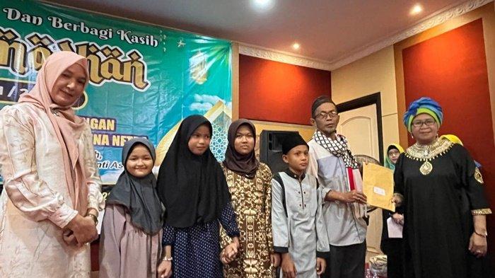 SANTUNAN -- Ketua DPD Persikindo Babel, Ishadi didampingi Kepala Dinas Pariwisata, dan pejabat lainnya saat menyerahkan santunan kepada perwakilan panti asuhan dan komunitas tunanetra, Jumat (14/3/2025).