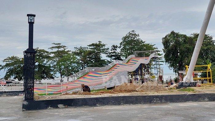 RAINBOW SLIDE -- Wahana permainan rainbow slide atau perosotan pelangi yang berada di Alun-alun Kota Toboali, Sabtu (15/3/2025). Wahana tersebut kini telah beroperasi secara umum dengan tarif Rp15.000 per orang.