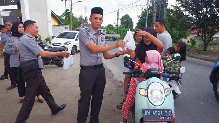 BAGI TAKJIL -- Lapas Narkotika Kelas IIA Pangkalpinang, saat membagikan takjil gratis kepada masyarakat, Selasa (18/3/2025).