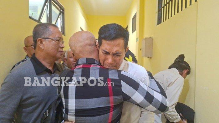 VONIS BEBAS -- Terdakwa Moch Robi Hakim (kemeja putih), ketika usai menjalani sidang di ruang sidang garuda Pengadilan Negeri Pangkalpinang, Rabu (19/3/2025). Suasana haru menyelimuti ruang sidang Garuda Pengadilan Negeri Pangkalpinang saat majelis hakim membacakan putusan vonis bebas terhadap terdakwa kasus korupsi dana Kredit Usaha Rakyat (KUR) Bank Sumsel Babel (BSB).