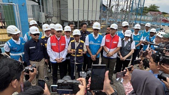 LAPORAN -- Menteri Energi Sumber Daya dan Mineral (ESDM) Bahlil Lahadalia (kedua dari kanan) dan Direktur Ketenagalistrikan Kementerian ESDM Jisman Hutajulu (ketiga dari kanan) ketika memperoleh laporan dari Direktur Utama PLN Darmawan Prasodjo (kanan) terkait kesiapan sistem kelistrikan Kalimantan jelang Idulfitri 1446 H di Banjarmasin pada Rabu (19/3).