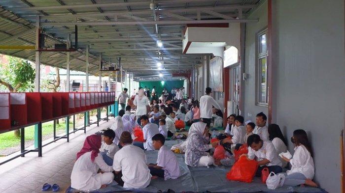 BUKA BERSAMA -- Warga binaan bersama keluarga, ketika berbuka puasa bersama di Lapas Narkotika Kelas IIA Pangkalpinang, Kamis (20/3/2025).