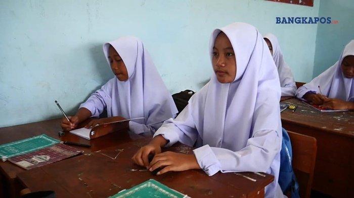 SANTRI -- Para santri Ponpes AL-Islam Kemuja, Bangka saat berbincang dengan Tim Bangka Pos soal penggunaan aksara arab melayu beberapa waktu lalu.