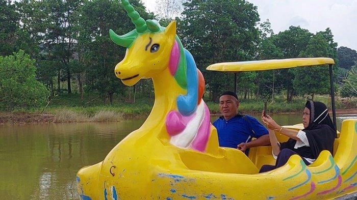 TAMAN BMW -- Sejumlah pengunjung terlihat menikmati wahana bermain dari memberi makan ikan hingga menaiki bebek-bebek air, di Taman Buana Mega Wisata (BMW), di Dusun II Kemang Masem, Desa Air Putih, Kecamatan Mentok, Kabupaten Bangka Barat (Babar), Provinsi Kepulauan Bangka Belitung (Babel).