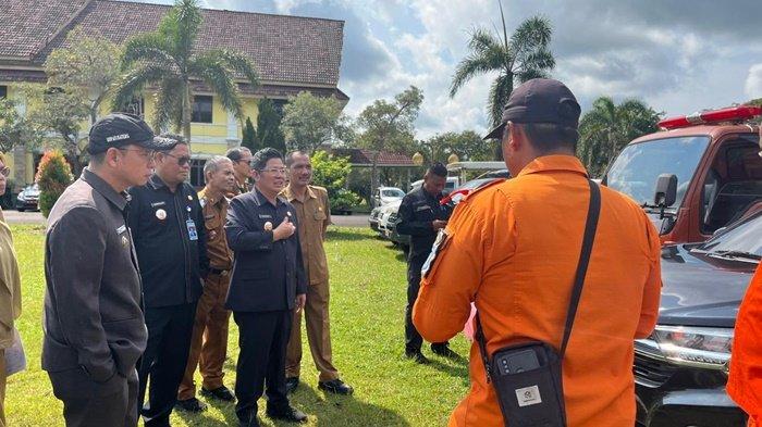 APEL KENDARAAN DINAS -- Bupati dan Wakil Bupati Bangka Tengah saat melakukan apel kendaraan operasional dinas dan inpeksi di halaman Kantor Bupati Bangka Tengah, Selasa (8/4/2025).