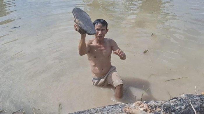BATU MIRIP BENDA PRASEJARAH -- Batu berbentuk tidak lazim, yang ditemukan oleh seorang warga saat melakukan aktivitas di bantaran sungai di wilayah Tua Tunu, Pangkalpinang, Kamis (10/4/2025) kemarin.