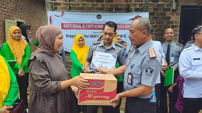 PERAYAAN HBP Ke-61 -- Kalapas bersama jajaranya, ketika menyalurkan bantuan di panti asuhan, Senin (14/4/2025).