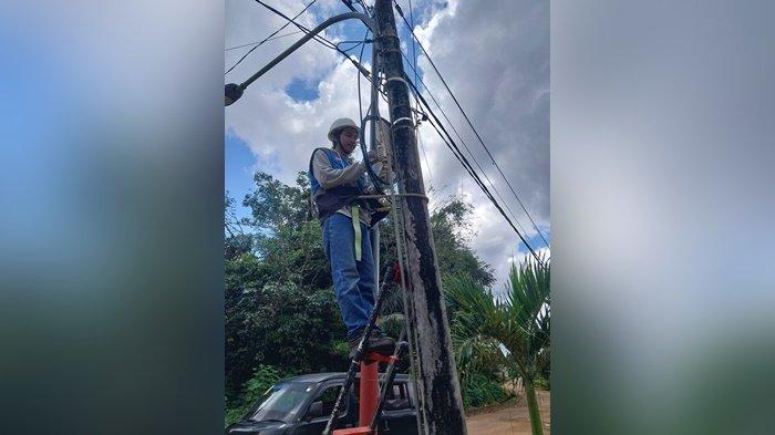 PEMELIHARAAN KABEL -- Petugas PLN Icon Plus melakukan perapihan dan pemeliharaan kabel fiber optic di berbagai wilayah di Sumatera bagian selatan ( Sumbagsel ).