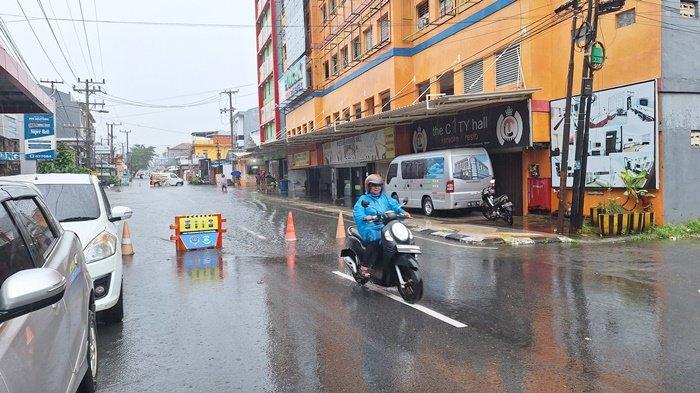 GENANGAN AIR -- Genangan di jalan KH Abdurrahman Siddik akibat hujan intensitas tinggi yang mengguyur Kota Pangkalpinang pada Senin (21/4/2025).