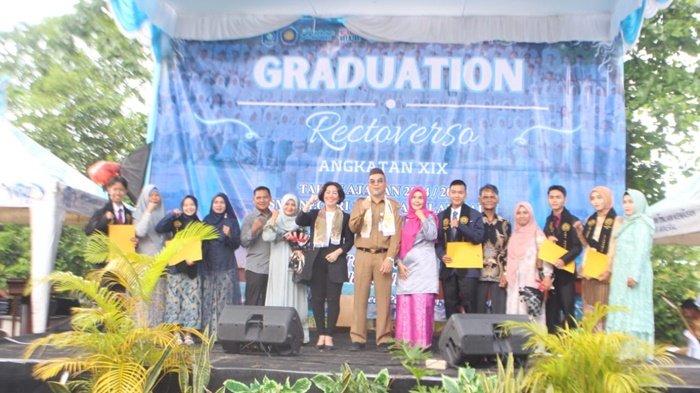 FOTO BERSAMA -- Anggota DPRD Babel dan Asisten II Sekretariat Daerah Provinsi, berserta Guru dan Tàta Administrasi Sekolah SMAN 1 Pangkalan Baru, Bangka Tengah, foto bersama dengan peserta didik yang berprestasi bidang akademik dan non akademik, Selasa (6/5/2025 )