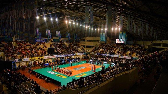 Suasana GOR Ken Arok, Malang yang merupakan venue pertandingan Putaran Pertama PLN Mobile Proliga 2025 Seri Malang pada 17-19 Januari 2025. Selama 3 hari event berlangsung, total lebih dari 10 ribu penonton memadati GOR Ken Arok untuk menyaksikan bintang voli nasional dan internasional berlaga.