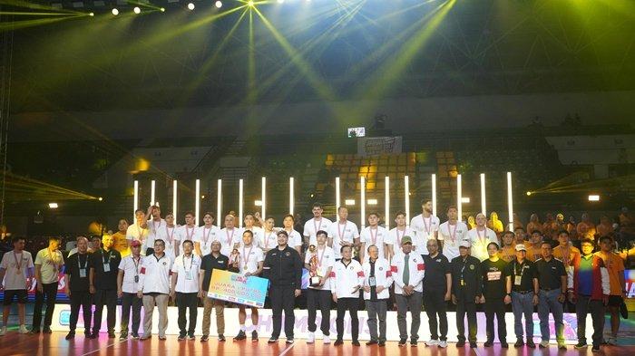 Menteri Pemuda dan Olahraga Republik Indonesia, Dito Ariotedjo berfoto bersama para pemain dan official Jakarta Bhayangkara Presisi setelah menyerahkan trofi juara kategori putra PLN Mobile Proliga 2025 di GOR Amongrogo, Yogyakarta pada Minggu (11/5).