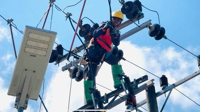 PERBAIKAN JARINGAN -- Petugas PLN yang menggunakan APD lengkap, melakukan perbaikan jaringan 20kV sesuai dengan prosedur kerja yang berlaku