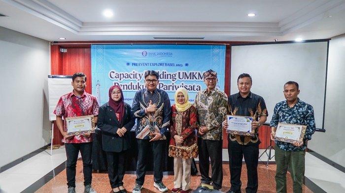 FOTO BERSAMA -- Para narasumber dan peserta berfoto bersama usai kegiatan Capacity Building UMKM Pendukung Pariwisata yang difasilitasi Bank Indonesia Provinsi Kepulauan Bangka Belitung di Tanjungpandan, Belitung, Rabu (8/5/2025). 