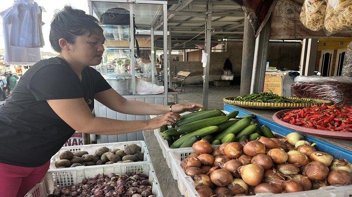PEDAGANG BUMBU DAPUR —- Aktivitas jual beli masyarakat di pasar Air Itam Pangkalpinang, Kamis (22/5/2025). Harga bawang dan cabai turun, timun naik Rp13 ribu perkilo.