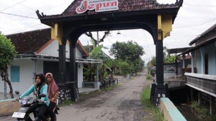 KAMPUNG DEWI ASTUTI - Gerbang masuk Dusun Sumber Agung, Desa/Kecamatan Balong, Kabupaten Ponorogo, Selasa (27/5/2025). Nama desa itu menjadi sorotan setelah sosok Dewi Astutik yang merupakan buronan Badan Narkoba Nasional (BNN) diduga merupakan warga daerah itu.