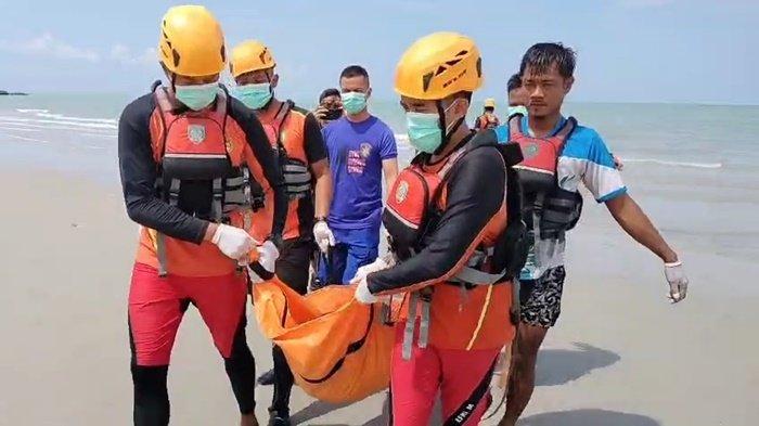 KORBAN KM SUMBER JAYA 88 -- Tim SAR Gabungan mengevakuasi Zeni Wirawan, anak buah kapal (ABK) KM Sumber Jaya 88 yang sempat hilang usai melompat ke laut, di perairan Tanjungberikat, Desa Batuberiga, Kecamatan Lubukbesar, Kabupaten Bangka Tengah, Kamis (29/5/2025).