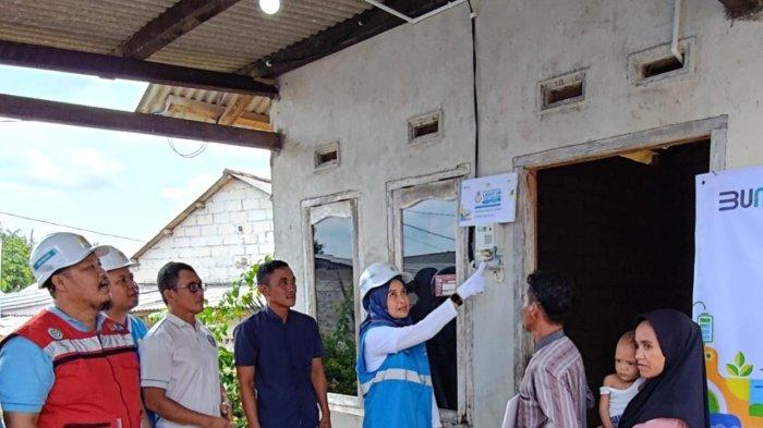 Ilustrasi : GM PLN Babel, Dini Sulistyawati melakukan penyalaan perdana kepada masyarakat yang mendapatkan bantuan LUTD dari PLN Babel