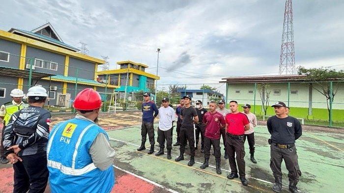IKUTI PELATIHAN -- Petugas Satuan Pengamanan PLN UPK Babel antusias mengikuti pelatihan Tanggap Darurat perkuat Keamanan dan Keselamatan Darurat dalam menjaga Obvitnas.