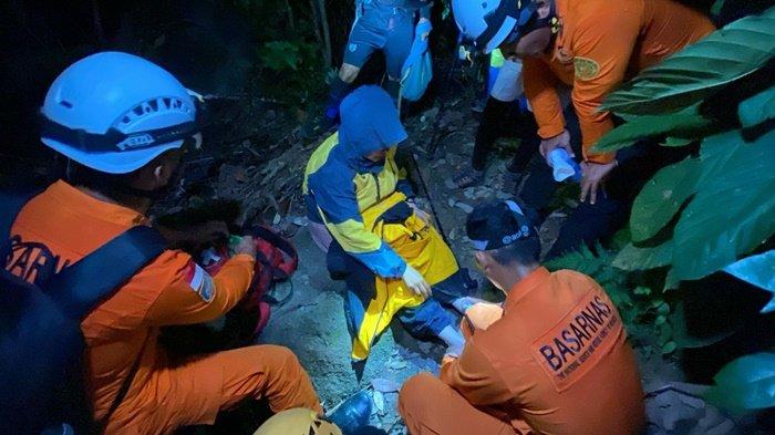 PENDAKI ALAMI HIPOTERMIA -- Evakuasi pendaki yang mengalami hipotermia di jalur pendakian Bukit Pading Desa Perlang Kecamatan Lubukbesar Kabupaten Bangka Tengah, Senin (2/6/2025).