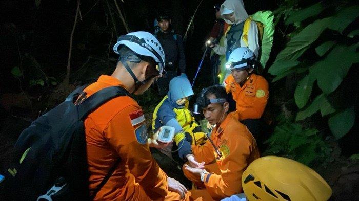 PENDAKI ALAMI HIPOTERMIA -- Evakuasi pendaki yang mengalami hipotermia di jalur pendakian Bukit Pading Desa Perlang Kecamatan Lubukbesar Kabupaten Bangka Tengah, Senin (2/6/2025).