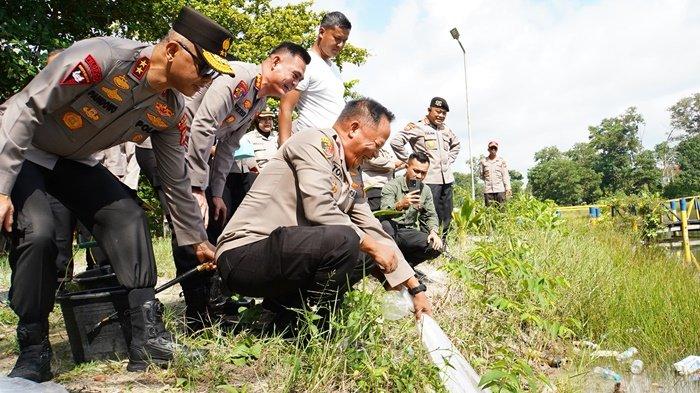 Kapolda Babel Menebarkan Ikan di Kolong Bhay Park