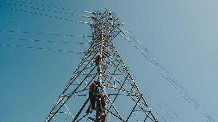 CEK TOWER -- Petugas PLN melakukan pengecekan pada tower transmisi di Desa Tengatiba, Kec. Aesesa Selatan, Kab. Nagekeo, Nusa Tenggara Timur. Melalui RUPTL 2025-2034, Pemerintah mencanangkan pembangunan green super grid sepanjang 47.758 kms guna menjawab tantangan mismatch antara lokasi pusat EBT yang tersebar dan jauh dengan pusat demand saat ini.