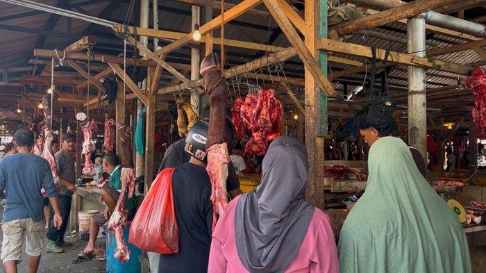 PASAR INDUK PANGKALPINANG-- Suasana pedagang daging sapi di Pasar Induk Pangkalpinang menjelang H-2 Lebaran Idul Adha, Rabu (4/6/2025).