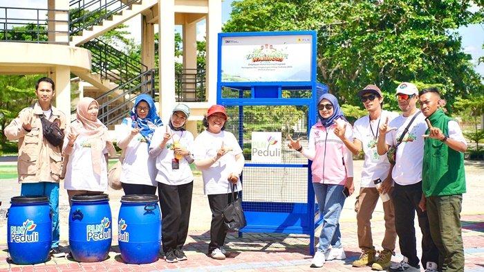 GM PLN Babel, Dini Sulityawati (empat dari kanan) bersama stakeholder dari DLHK Provinsi Babel, DLH Kota Pangkalpinang, Komunitas Lingkungan dan Mahasiswa berkolaborasi dalam mengurangi sampah botol plastik dengan menyediakan Dropbox Bottle dilokasi keramaian. Harapannya sampah plastik dapat di daur ulang kembali menjadi produk yang bermanfaat