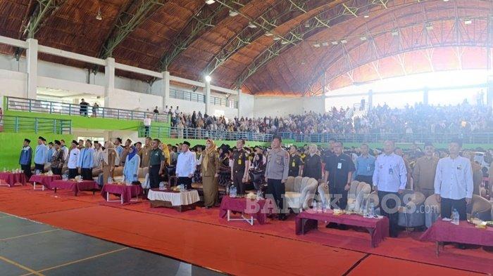 SANTRI DIWISUDA -- Ribuan santri yang baru lulus dari TPA saat hendak mengikuti prosesi wisuda di GOR Junjung Besaoh, Senin (16/6/2025). Total ada 1.909 orang santri yang diwisuda oleh BKPRMI setempat.