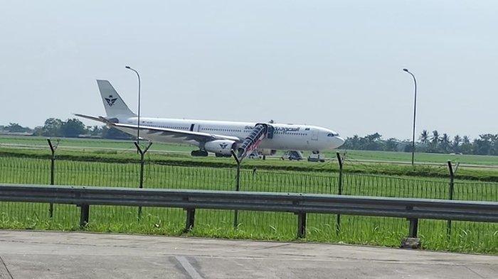 MENDARAT DARURAT - Pesawat Saudia Airlines SVA 5688 Rute Muscat, Arab Saudi tujuan Surabaya yang mengangkut jemaah haji kloter 33 Surabaya mendarat darurat di bandara Internasional Kualanamu, Sabtu (21/6/2025).