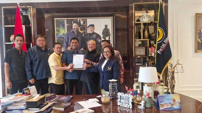 RESMI DIUSUNG -- Basit Cinda dan Dede Purnama saat berada di DPP Nasdem, Selasa (24/6/2024). Keduanya resmi diusung Partai Nasdem dan Golkar untuk bertarung di Pilkada ulang Kota Pangkalpinang 2025