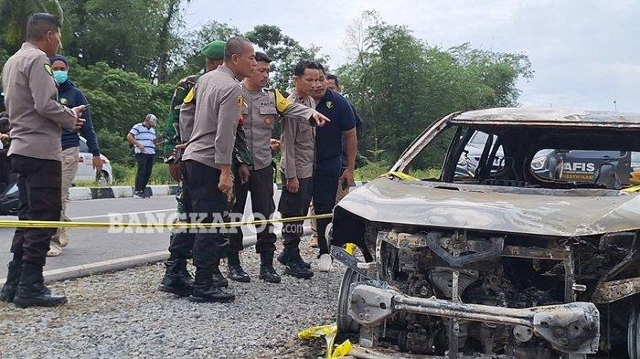 KEBAKARAN KENDARAAN -- Anggota Polresta Pangkalpinang dan Polda Babel, saat melakukan evakuasi terhadap jenazah dan olah TKP di lokasi kejadian, Rabu (25/6/2025).