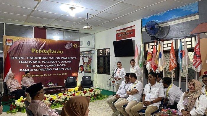 DAFTAR KE KPU -- Pasangan calon Wali Kota dan Wakil Wali Kota Pangkalpinang, Maulan Aklil (Molen) dan Zeki Yamani, didampingi pendukung dan perwakilan partai saat prosesi pendaftaran di Kantor KPU Kota Pangkalpinang, Jumat (27/6/2025).