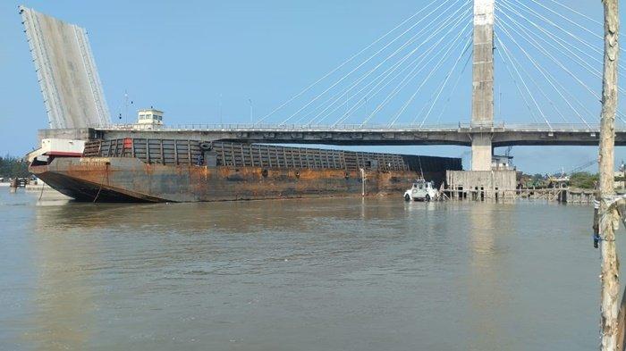 MENABRAK JEMBATAN -- Salah satu tongkang yang hendak melintasi bawah jembatan emas, tiba-tiba menabrak pondasi bagian bawah jembatan, Kamis (26/6/2025).