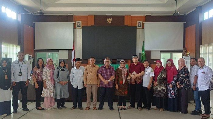 FOTO BERSAMA -- Pengurus FKUB Provinsi Kepulauan Bangka Belitung saat foto bersama usai mengadakan silaturahmi dan audiensi dengan dua organisasi binaannya, di Auditorium Mas'ud Hasan Qolay Kanwil Kemenag Babel.