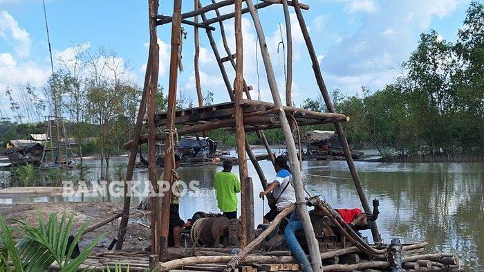 DITERKAM BUAYA -- Pawang buaya saat berada di atas ponton, tempat korban diterkam buaya pertama kali di Desa Batu Rusa, Kecamatan Merawang, Kabupaten Bangka, Kamis (3/7/2025).