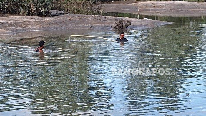 DITERKAM BUAYA -- Tim SAR gabungan bersama warga sekitar, ketika melakukan proses pencarian terhadap korban di lokasi kejadian, Kamis (3/7/2025).