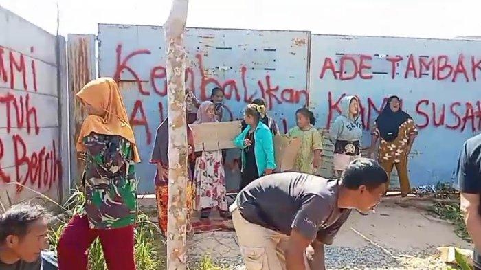 TUTUP AKSES PINTU MASUK – Sejumlah warga di Dusun Empat Desa Rajik, Kecamatan Simpang Rimba, Kabupaten Bangka Selatan menutup akses salah satu perusahaan tambak udang. Penutupan akses tersebut dilakukan warga sejak Jumat (4/7/2025) kemarin