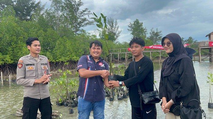 SERAHKAN BIBIT POHON -- Honda Babel menyerahkan secara simbolis bibit pohon untuk ditanam di pesisir Pantai Tiris dan Pantai Lampu, Lepar Pongok, Sabtu (5/7/2025), sebagai bagian dari program CSR Sinergi Bagi Negeri untuk mendukung kelestarian lingkungan.