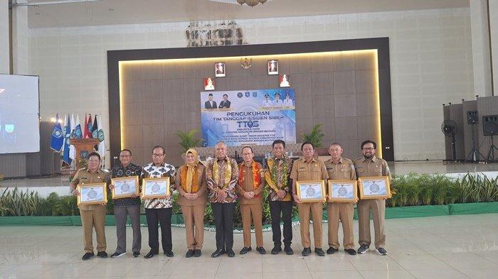 PENGUKUHAN TIM TANGGAP -- Agenda pengukuhan Tim Tanggap Insiden Siber Kabupaten/Kota Se Provinsi Bangka Belitung, di Gedung Serba Guna (GSG) Kabupaten Bangka Tengah, Selasa (8/7/2025).