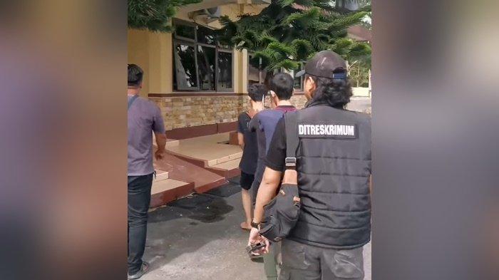 PENCURI ALAT VENTILATOR -- Ketiga pelaku pencurian alat ventilator di RSUD Dr. (HC) Ir. Soekarno, saat digelandang ke gedung Ditreskrimum Polda Babel dengan dikawal ketat anggota, Rabu (9/7/2025).