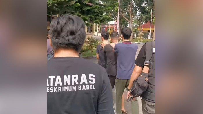 PENCURI ALAT VENTILATOR -- Ketiga pelaku pencurian alat ventilator di RSUD Dr. (HC) Ir. Soekarno, saat digelandang ke gedung Ditreskrimum Polda Babel dengan dikawal ketat anggota, Rabu (9/7/2025).