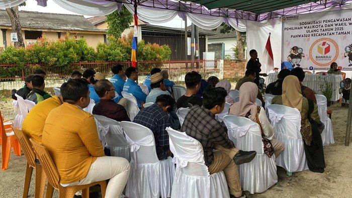 SOSIALISASI PENGAWASAN PILKADA ULANG -- Perwakilan ojol, melayan, pelaku UMKM hingga organisasi kepemudian saat menjadi peserta dalam sosialisasi pengawasan Pilkada Ulang 2025 Pangkalpinang, Kamis (10/7/2025) di Kantor Sekretariat Panwascam Taman Sari.
