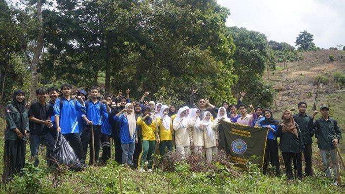 TANAM POHON -- Himpunan Mahasiswa Konservasi Sumber Daya Alam Universitas Muhammadiyah Bangka Belitung (HIMASERDA UNMUH BABEL) bersama siswa-siswi SMP Muhammadiyah Pangkalpinang saat melakukan penanaman pohon di kawasan Taman Hutan Raya (Tahura) Bukit Mangkol, Rabu (9/7/2025).