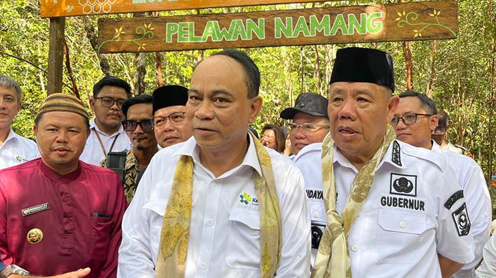 Menteri Koperasi Republik Indonesia Budi Arie Setiadi (tengah), saat memberikan keterangan ketika meninjau secara langsung Koperasi Desa Merah Putih di Desa Namang, Kabupaten Bangka Tengah, Rabu (16/7/2025).
