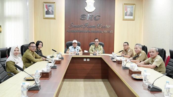 PELUNCURAN KMP -- Penjabat (Pj) Wali Kota Pangkalpinang didampingi Sekretaris Daerah dan jajaran Dinas Koperasi, Perdagangan, dan UMKM Kota Pangkalpinang mengikuti peluncuran nasional kelembagaan 80.000 Koperasi Merah Putih ( KMP ) secara daring melalui Zoom Meeting di Smart Room Center (SRC), Senin (21/7/2025). 