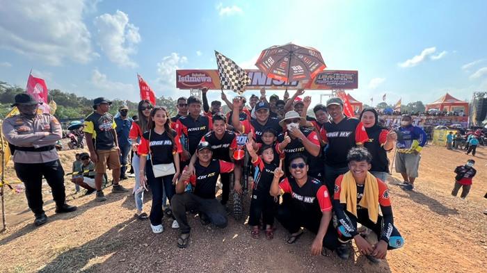 REBUT JUARA UMUM -- Tim Yogi HY, salah satu tim balap motor cross yang tampil pada ajang grasstrack Limau Manis Belitung Timur, Provinsi Bangka Belitung pada Minggu (20/7/2025) berhasil memborong tiga juara umum sekaligus. 